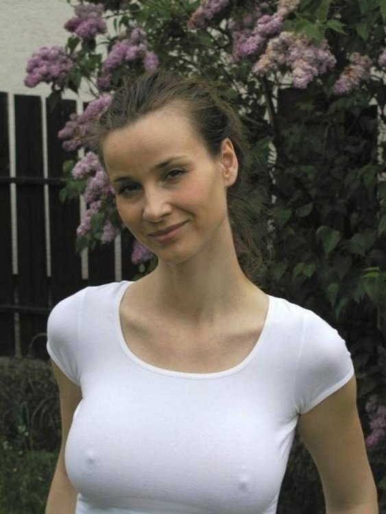 Braless_girls_on_the_street_11-768x1024.