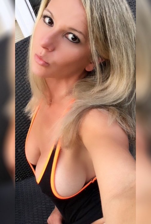 American_Girls_Without_Bra_11.jpg