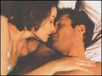 _41280554_coupleinbed203.jpg