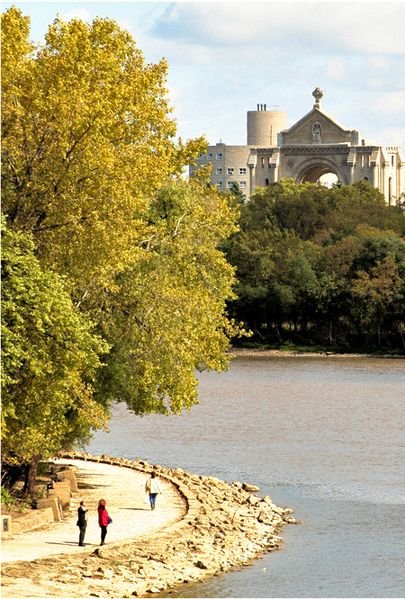 Winnipeg_river_walkway.jpg