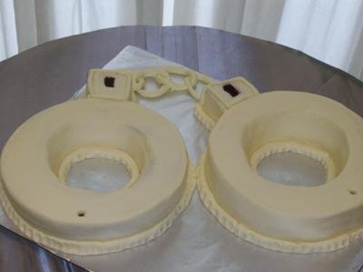 handcuff-cake-21321579.jpg