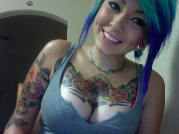 sexy_woment_clevage_tattoo.jpg