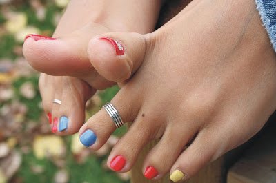 painted-toenails-and-toerings-asian-feet-2.jpg