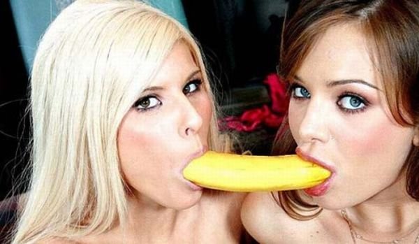 girls_eating_bananas_04.jpg
