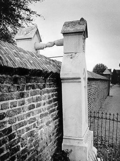 Oud-Kerkhof-graves-with-hands.jpg?zoom=1.5&resize=466%2C626