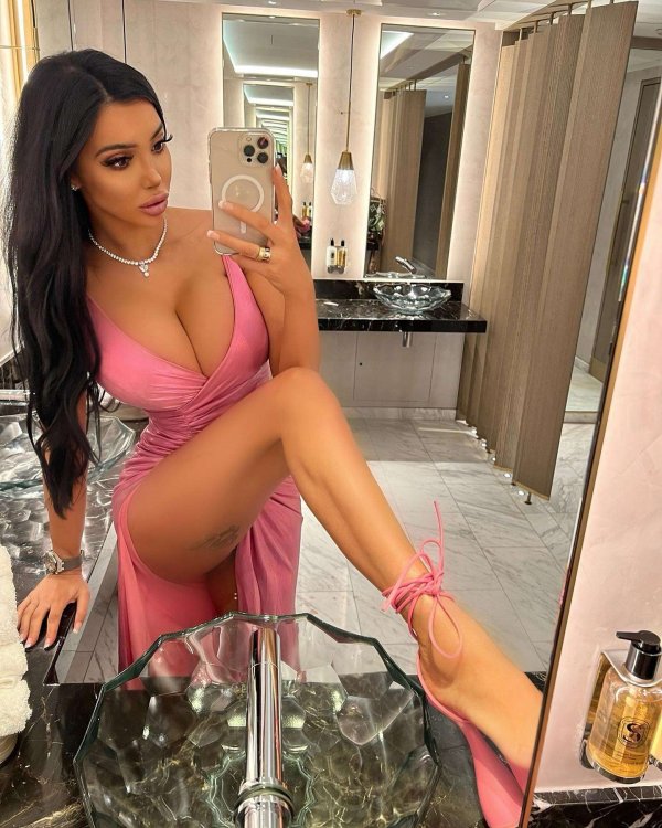 chloe-khan-thighs.jpeg