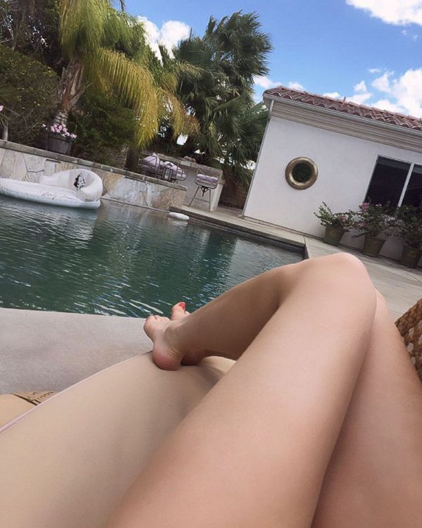 Courtney-Stodden-Feet-1938595.jpg