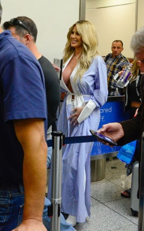 kim-zolciak-airport-robe-cleavage-photos
