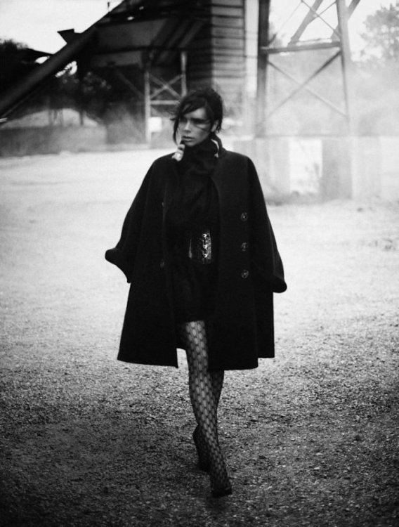 victoria-beckham-by-boo-george-for-vogue-germany-november-2015-5.jpg?format=750w