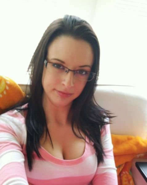 a_few_hot_girls_who_make_glasses_look_sexy_640_30.jpg