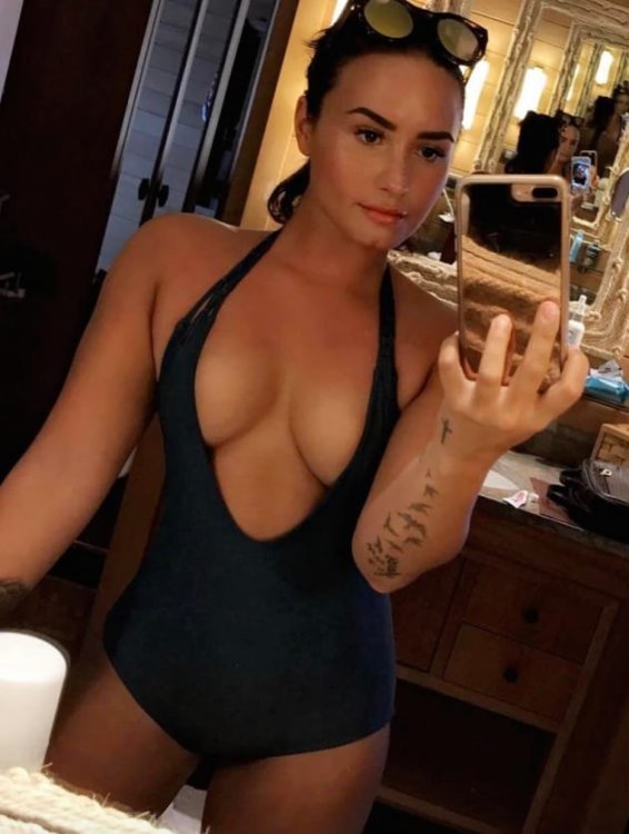 demi-lovato-cleavage-photo.jpg