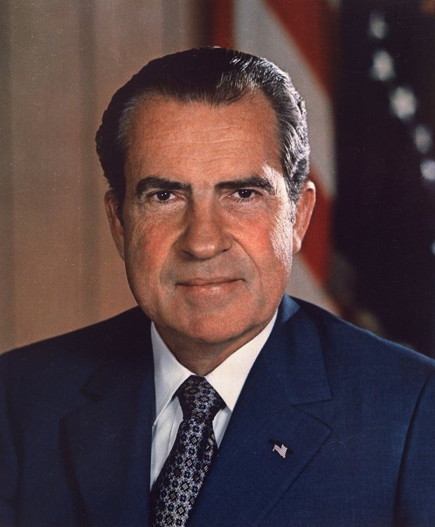 1200px-Richard_Nixon_presidential_portrait.jpg