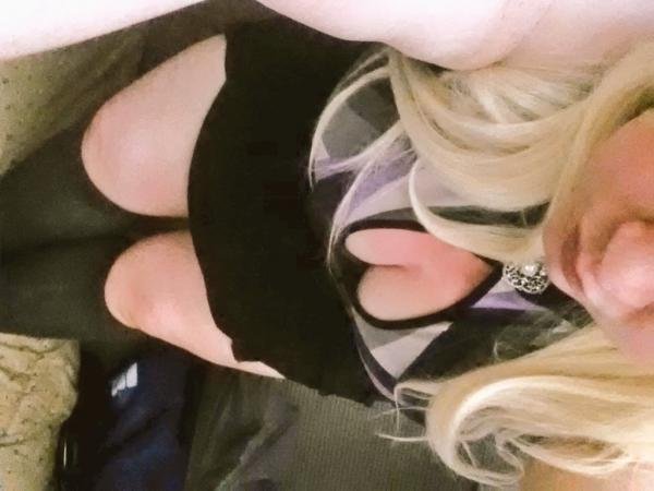 Slutty blonde BBW in knee socks ;)