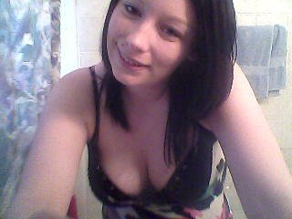 haha wooh ! got suum fiine cleavage happening here with an innocent smile ,, but dont b fooled ;)