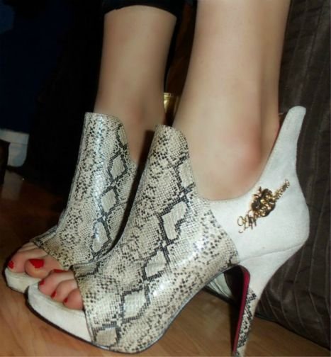pretty feet & sexy heels !

let your mind wander , with the possibilities ;)