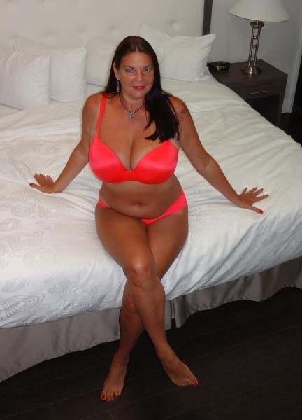 Carrie Moon St.Catharines Ontario Mature Escort