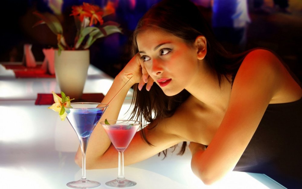 hot-girl-cocktail-bar.jpg