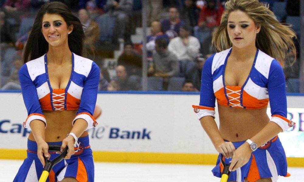 usp_nhl__toronto_maple_leafs_at_new_york_islanders_46570209.jpg